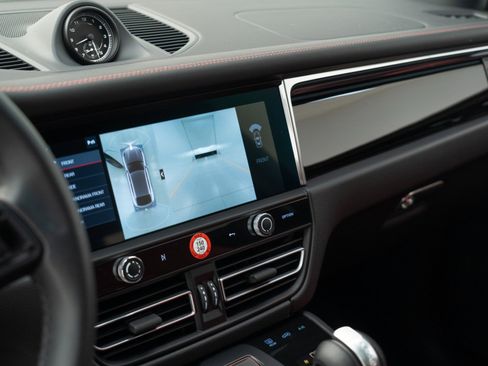 Certified 2026 Porsche Macan AWD/4WD image 26