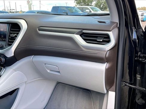 Used 2023 GMC Acadia SLT image 23
