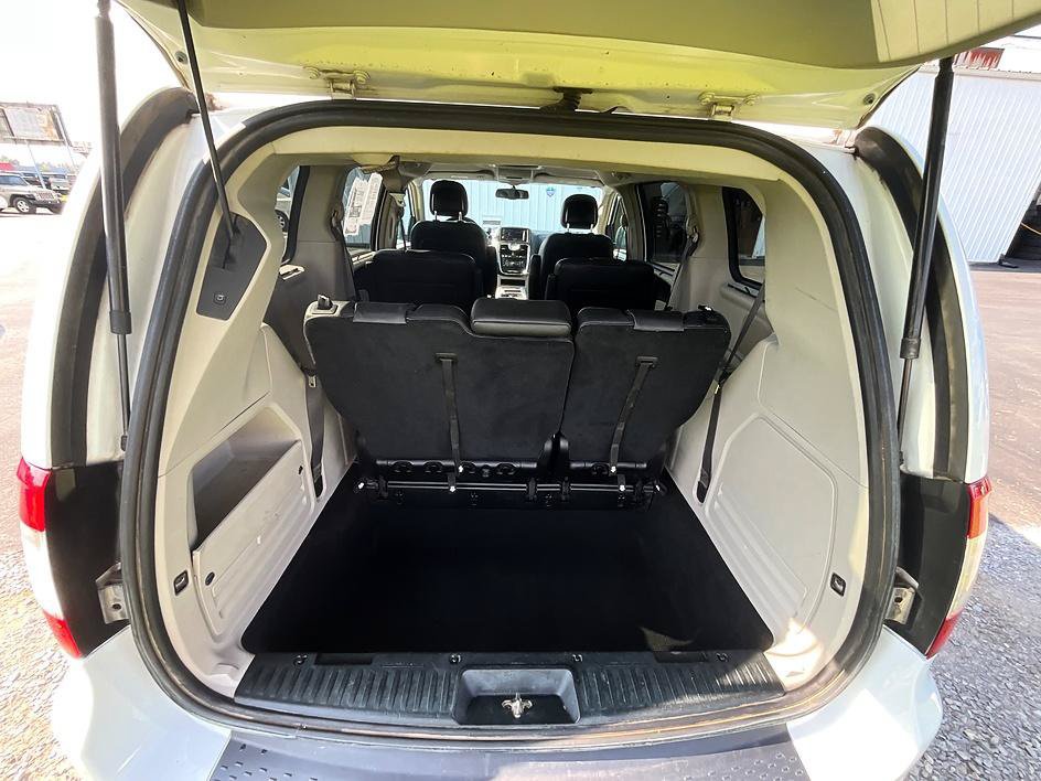 Used 2016 Chrysler Town & Country Touring w/ Driver Convenience Group FWD image 8