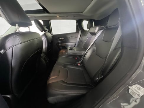 Used 2022 Jeep Cherokee Limited image 24