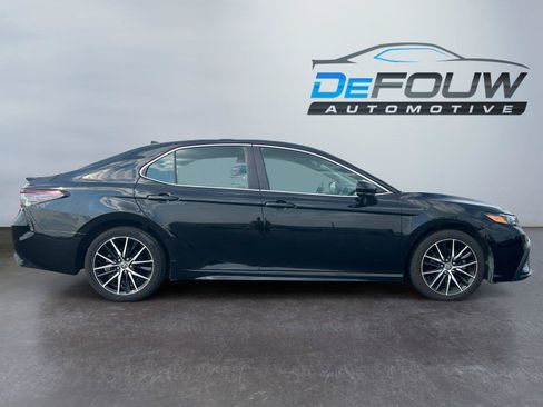 Used 2021 Toyota Camry SE FWD image 2