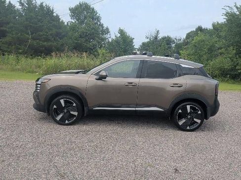 Used 2025 Nissan Kicks SR w/ SR Premium Package FWD image 3