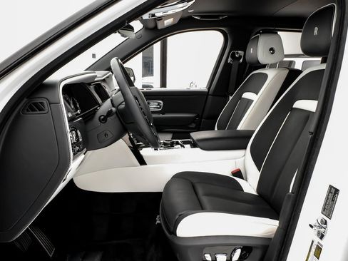 Used 2022 Rolls-Royce Cullinan Black Badge image 6