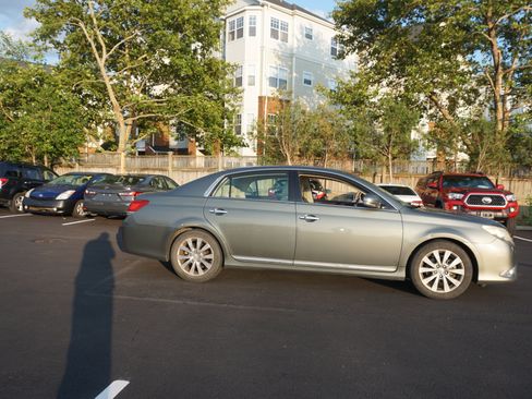 Used 2011 Toyota Avalon Limited FWD image 3
