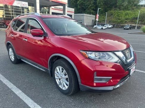 Used 2017 Nissan Rogue SV w/ Sun & Sound Touring Package FWD image 3