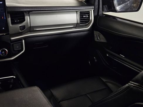 Used 2024 Ford Expedition XLT image 11