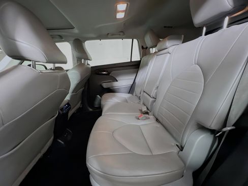 Used 2021 Toyota Highlander XLE image 29