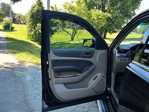 Used 2018 Chevrolet Suburban Premier AWD/4WD image 26
