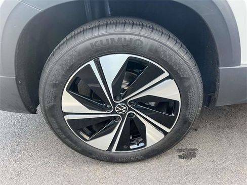 Used 2025 Volkswagen Taos SE image 8