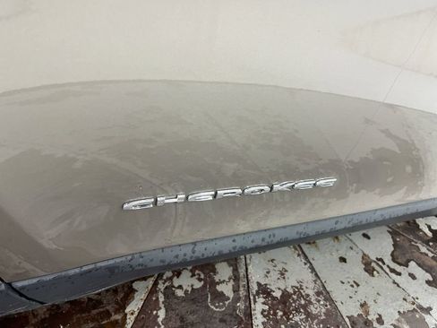 Used 2019 Jeep Cherokee Limited AWD/4WD image 25