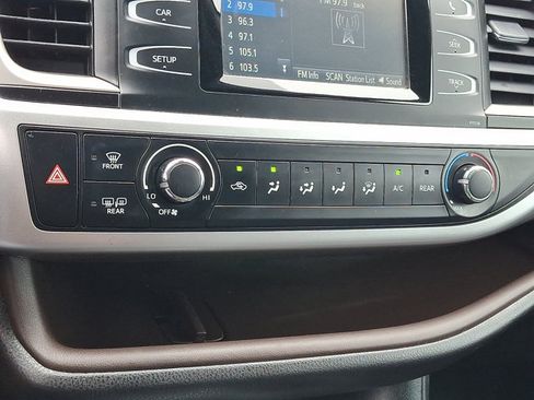 Used 2018 Toyota Highlander LE w/ Protection Package #3 AWD/4WD image 18