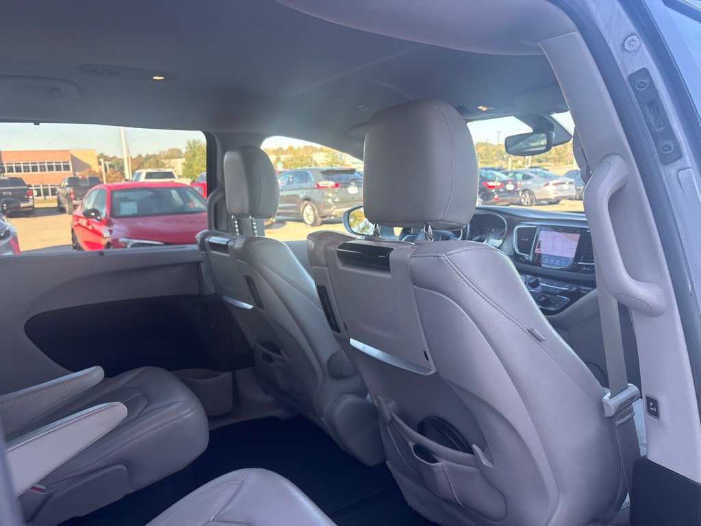 Used 2019 Chrysler Pacifica Touring-L Plus FWD image 31
