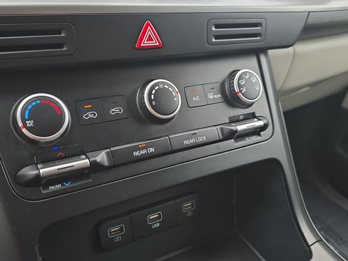 Used 2024 Kia Carnival LX FWD image 24
