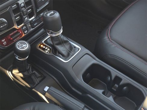 Used 2025 Jeep Wrangler Unlimited Rubicon w/ Technology Group image 22