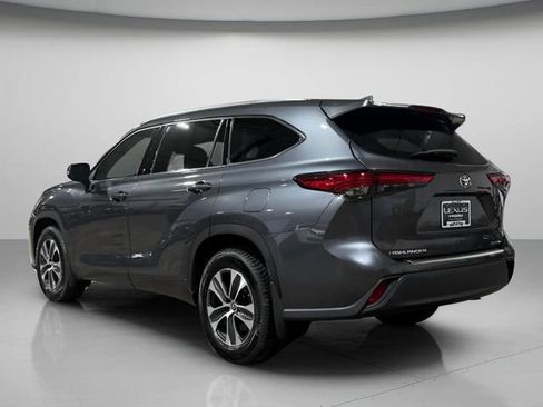 Used 2020 Toyota Highlander XLE AWD/4WD image 8