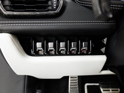 Used 2021 Lamborghini Huracan EVO RWD image 32