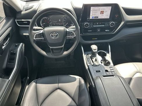 Used 2024 Toyota Highlander XLE FWD image 20