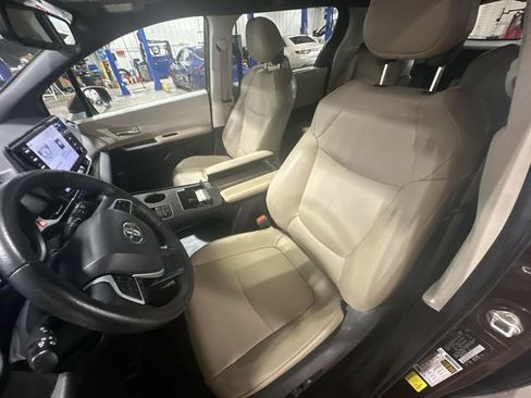 Used 2023 Toyota Sienna XLE FWD image 17