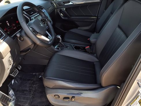 Certified 2022 Volkswagen Tiguan SE R-Line image 17