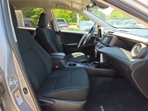 Used 2018 Toyota RAV4 LE FWD image 15