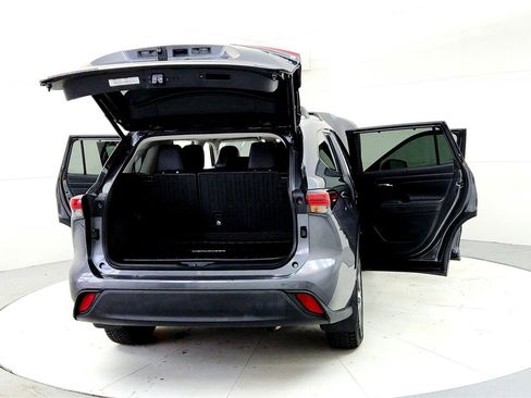 Used 2023 Toyota Highlander XLE image 11