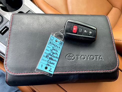 Used 2021 Toyota Highlander Platinum AWD/4WD image 19