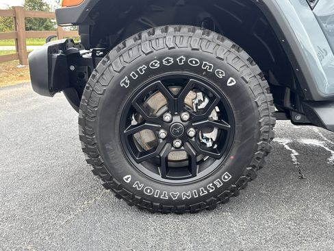 New 2025 Jeep Gladiator High Tide image 11