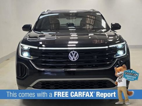 Used 2025 Volkswagen Atlas Cross Sport SE AWD/4WD image 2