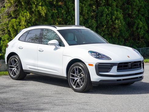 Certified 2025 Porsche Macan AWD/4WD image 9