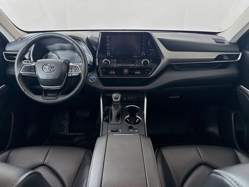 Used 2022 Toyota Highlander XLE image 3