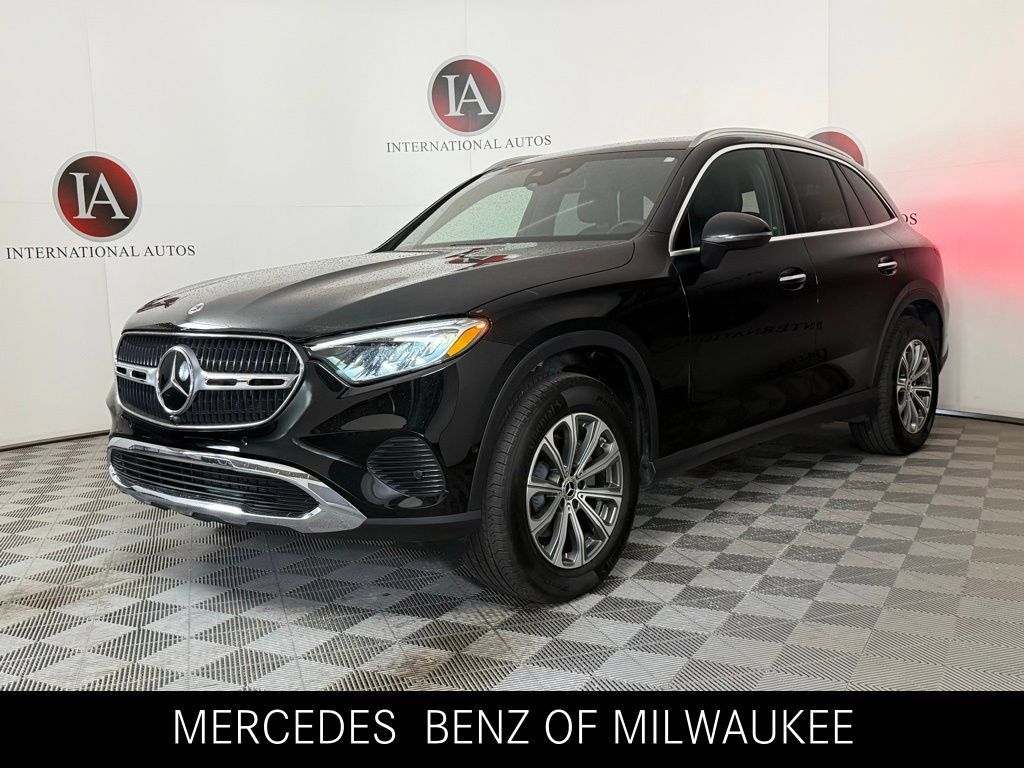 Used 2025 Mercedes-Benz GLC 300 4MATIC w/ Driver Assistance Package image 3