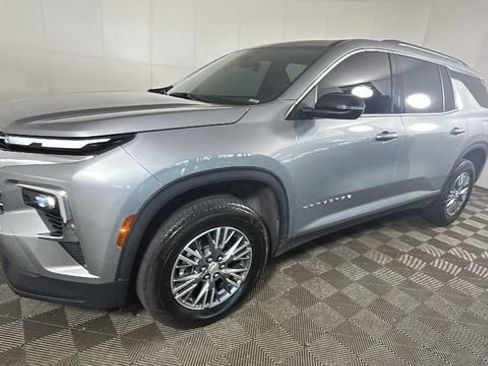 Used 2025 Chevrolet Traverse LT AWD/4WD image 6