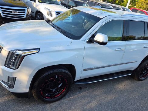 Used 2017 Cadillac Escalade Luxury AWD/4WD image 9
