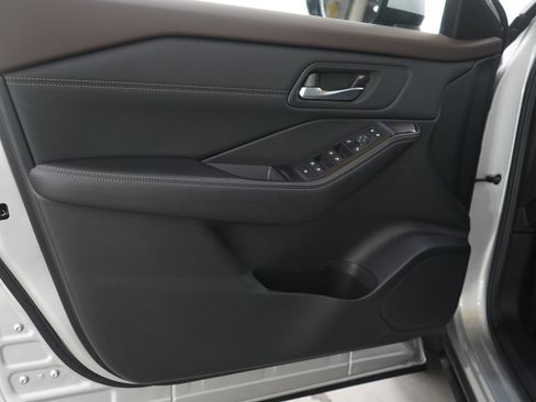 Used 2023 Nissan Rogue SV w/ SV Premium B Package image 18