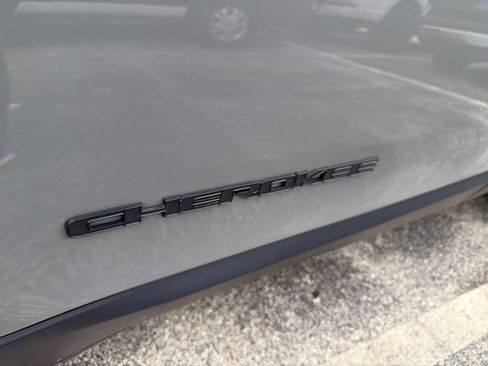 Used 2023 Jeep Cherokee Altitude Lux w/ Mopar Interior Package AWD/4WD image 8