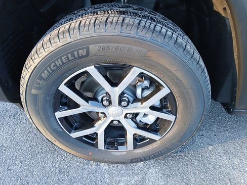 New 2025 Jeep Grand Cherokee Limited w/ Luxury Tech Group II image 2