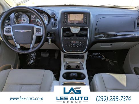 Used 2011 Chrysler Town & Country Limited image 14