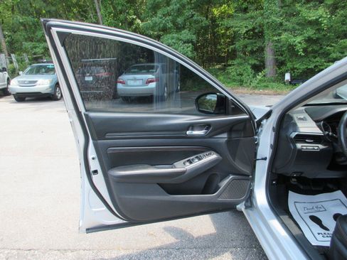 Used 2020 Nissan Altima 2.5 SR w/ Premium Package FWD image 10