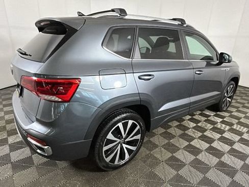 Used 2023 Volkswagen Taos SE FWD image 2