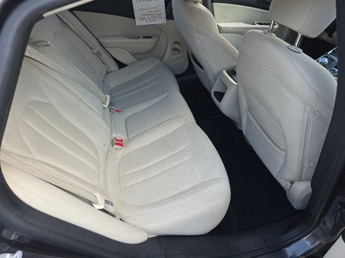 Used 2016 Chrysler 200 Limited w/ Convenience Group FWD image 9