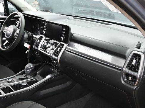 Used 2023 Kia Sorento LX image 34