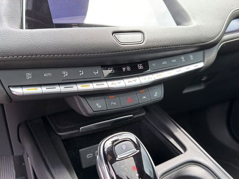 Used 2023 Cadillac XT4 Luxury w/ Cold Weather Package FWD image 25