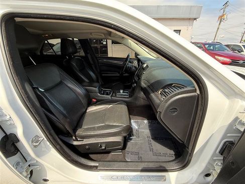 Used 2019 Chrysler 300 Limited AWD/4WD image 29