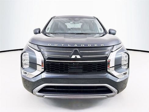 New 2025 Mitsubishi Outlander SE image 2