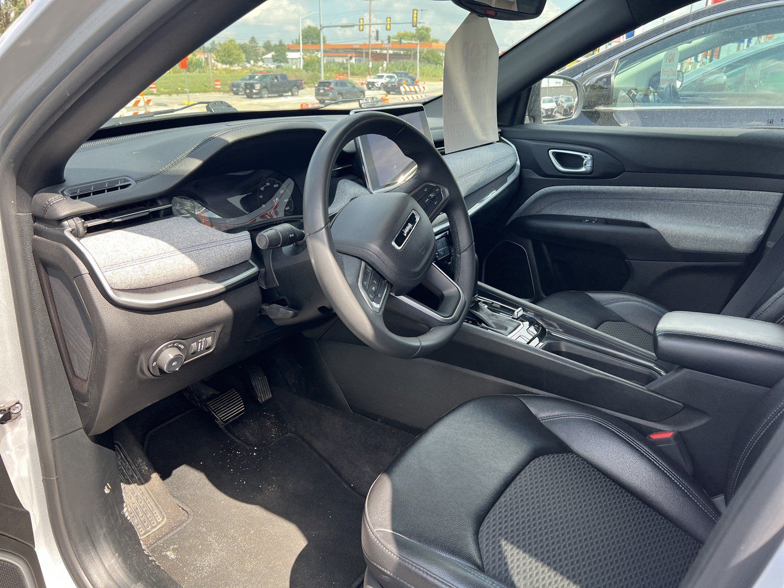 Used 2024 Jeep Compass Latitude AWD/4WD image 10