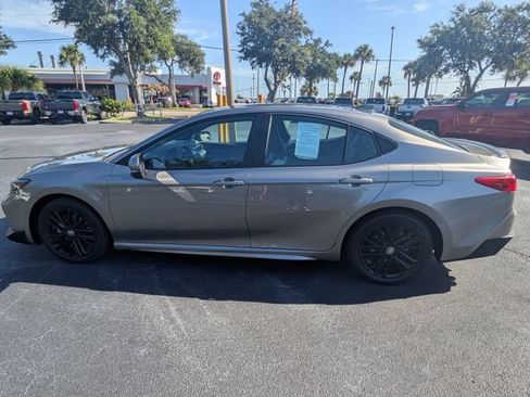 Used 2025 Toyota Camry SE AWD/4WD image 9