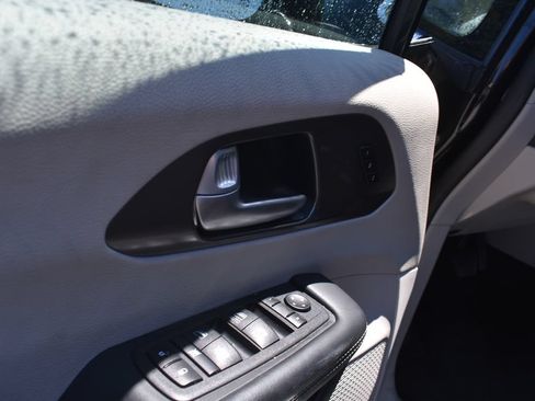 Used 2024 Chrysler Pacifica Touring-L FWD image 14