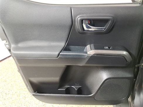 Used 2018 Toyota Tacoma TRD Off-Road image 14