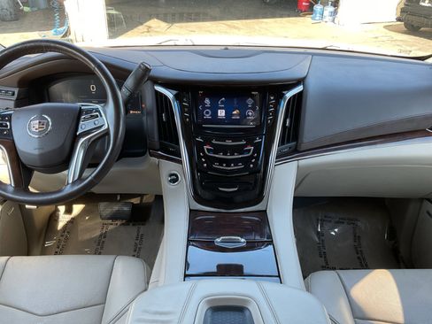 Used 2015 Cadillac Escalade Luxury image 16
