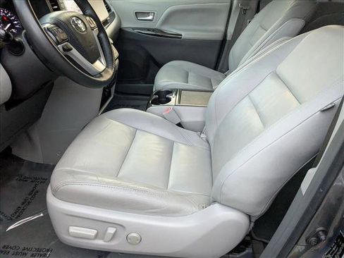 Used 2018 Toyota Sienna XLE image 16